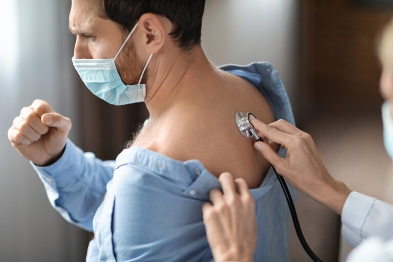 Imagem ilustrativa de médico realizando uma escuta pulmonar em paciente saudável