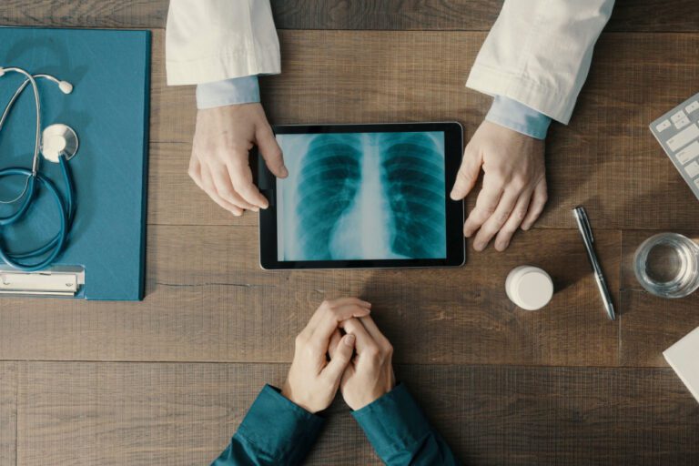 Imagem ilustrativa de um paciente emm consulta após realizar o rastreamento do câncer de pulmão