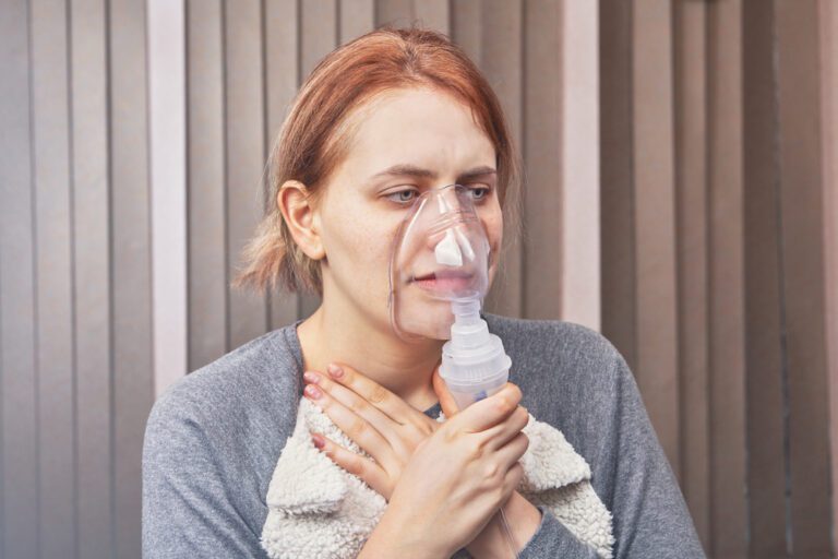 Imagem ilustrativa de uma mulher realizando uma inalação
