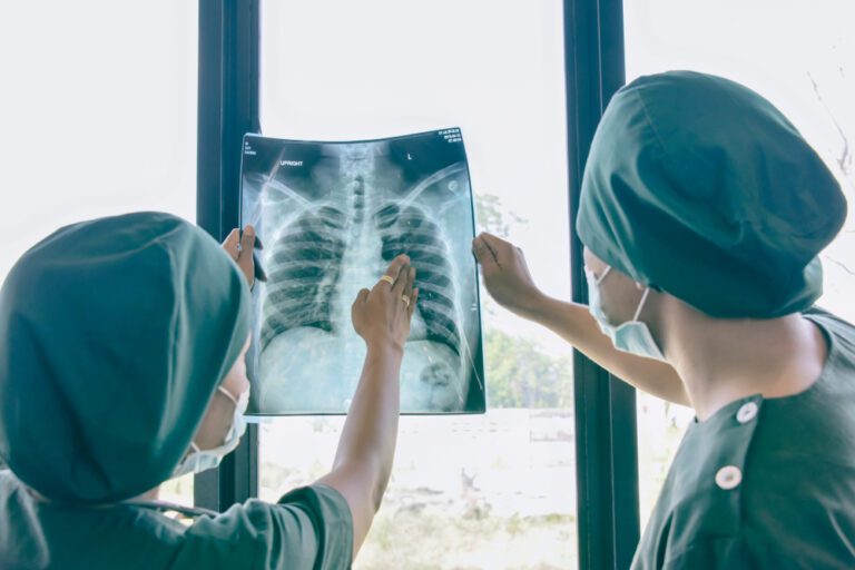Imagem ilustrativa de dois médicos olhando um raio x do tórax